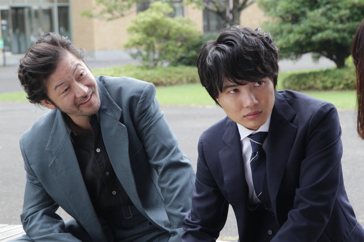 「刑事ゆがみ」に出演する浅野忠信(写真左)、神木隆之介(写真右)