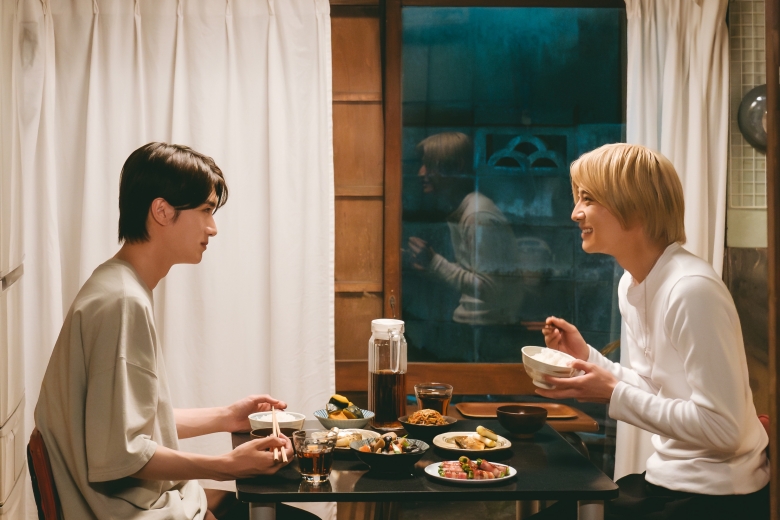 山中柔太朗(M!LK)と高松アロハ(超特急)が同居を通じて急接近していく映画「純愛上等！」