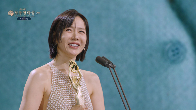 幸せオーラが輝くソン・イェジン、最愛の夫ヒョンビンとの壇上での2ショットも！「第46回 青龍映画賞」