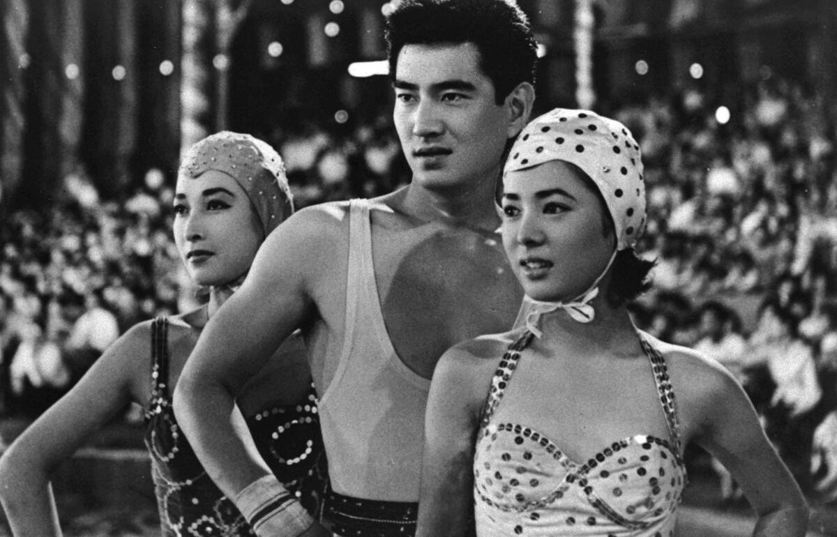 「空中サーカス 嵐を呼ぶ猛獣」に出演する高倉健(写真真ん中)