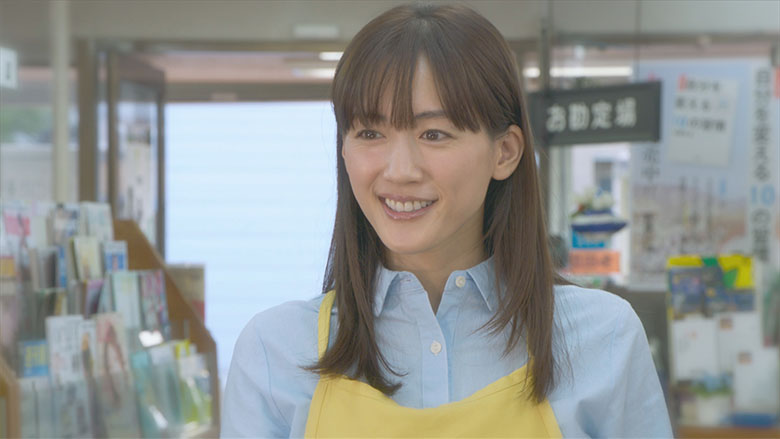 綾瀬はるかが、震災で行方不明になった夫とかつて営んでいた書店の再建を目指す妻を演じる