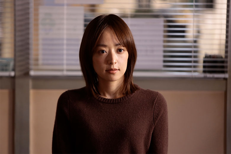 刑事・淳一(竹内涼真)が容疑者として再会する初恋の相手・岩本万季子を井上真央が演じている