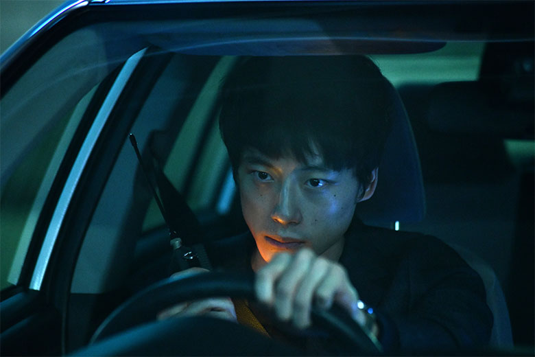 無線機で過去とつながりながら、未解決事件を解き明かす刑事を演じた坂口健太郎