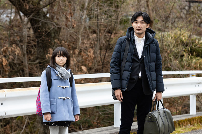 松田龍平が、妻を捜しに訪れた山奥の村で不測の事態に巻き込まれる主人公を演じる