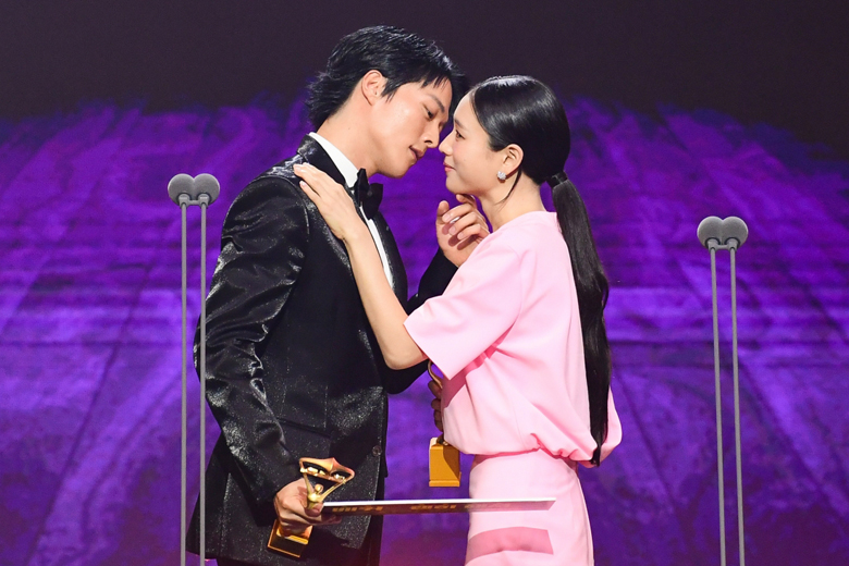 壇上でキスシーンを再現した「ダイナマイト・キス」のチャン・ギヨン＆アン・ウンジンに場内からも拍手喝采！(「2025 SBS演技大賞＜字幕版＞」より)