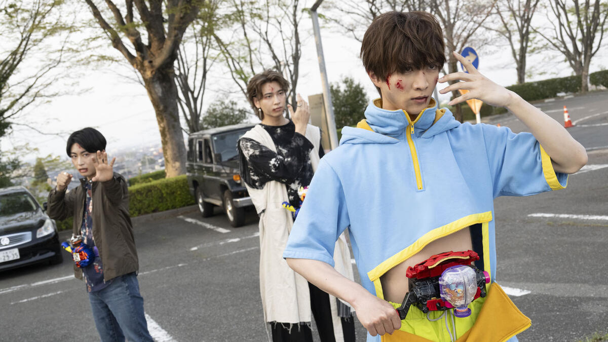映画「仮面ライダーガヴ　お菓子の家の侵略者」に出演する庄司浩平(写真中央)