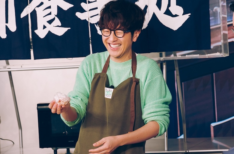 エプロン姿でおにぎり作りに挑戦する北川悠仁