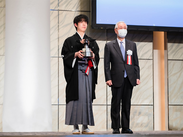 王将戦では厳しい展開となる藤井聡太