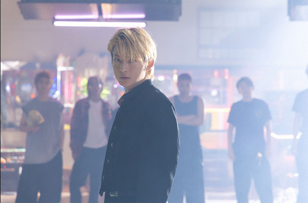 高橋文哉が金髪でカリスマヤンキーとオタク高校生の1人2役を好演