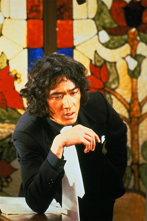 松田優作が探偵を好演し、ベスパに跨る姿も話題に