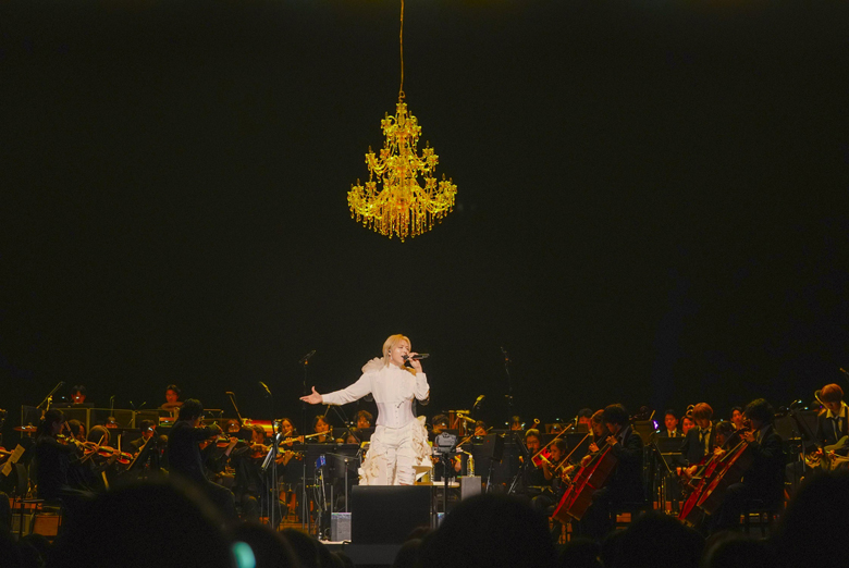 蒼井翔太の力強い歌声が