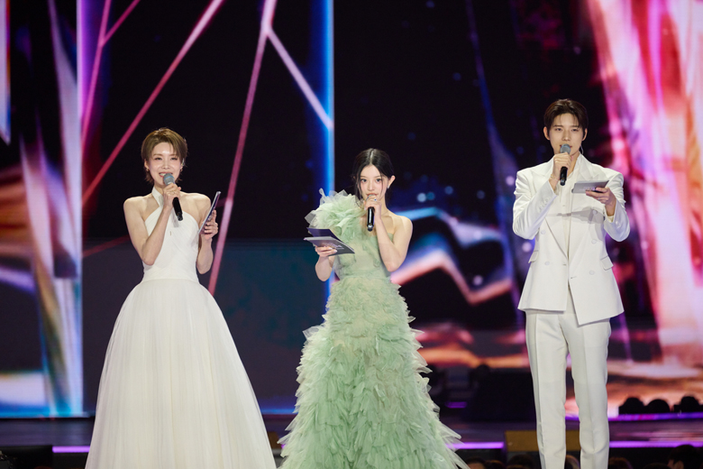 ミューバンの前MC、ILLITのMINJUとムン・サンミンらがMCを務めた「2025 KBS 歌謡祭 Global Festival in KOREA」