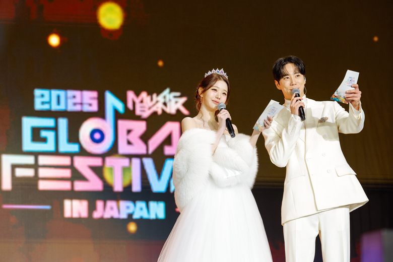 奇跡の10頭身！IVEのJANG WONYOUNG(チャン・ウォニョン)らがMCを務めた「2025 Music Bank Global Festival in JAPAN」 
