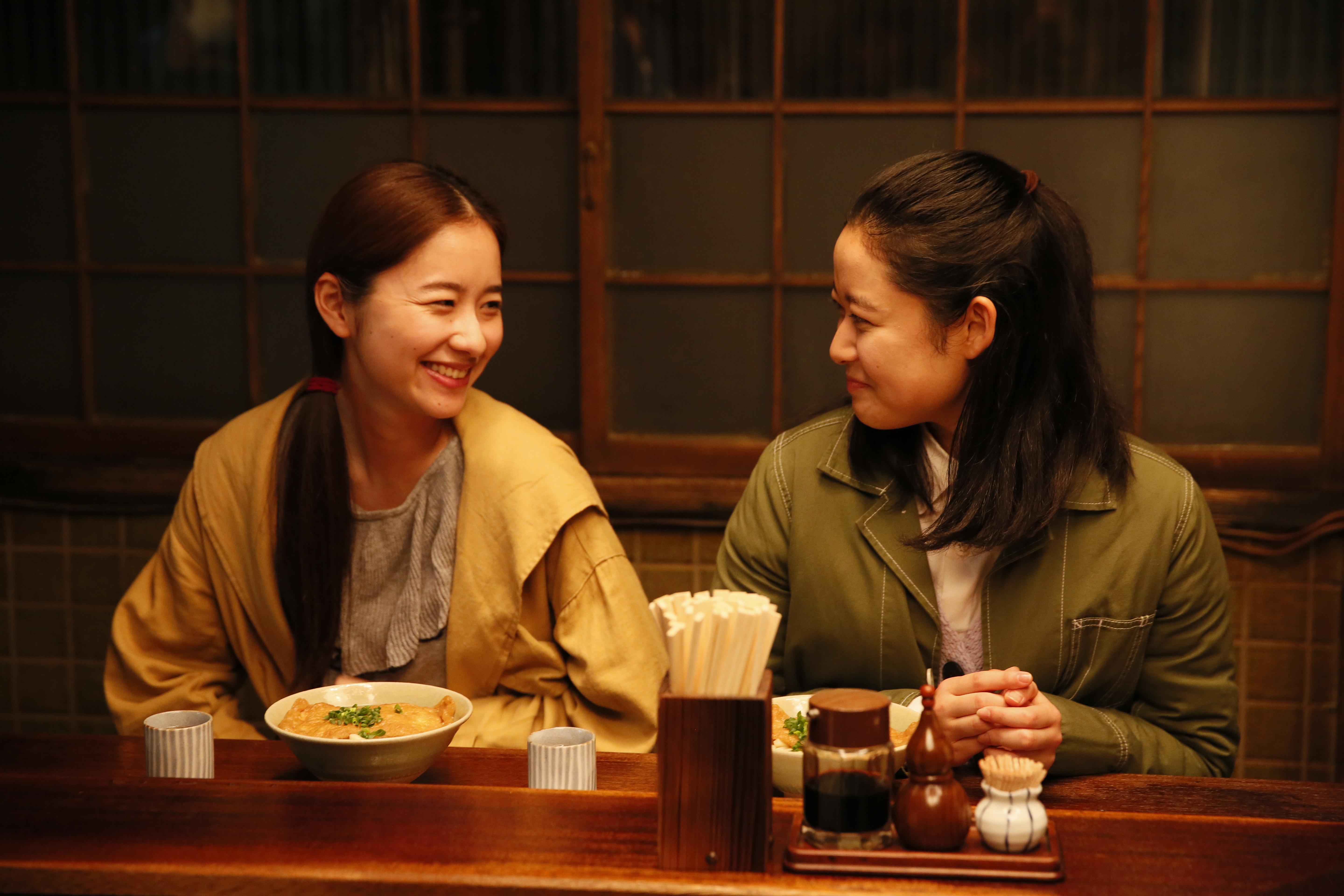 初々しい演技をする堀田真由の姿が