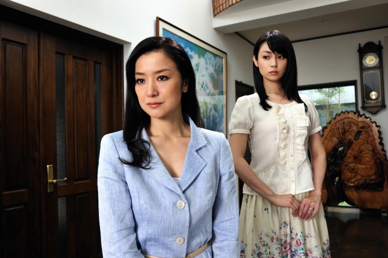 るい(鈴木京香)と万理江(深田恭子)が火花を散らす