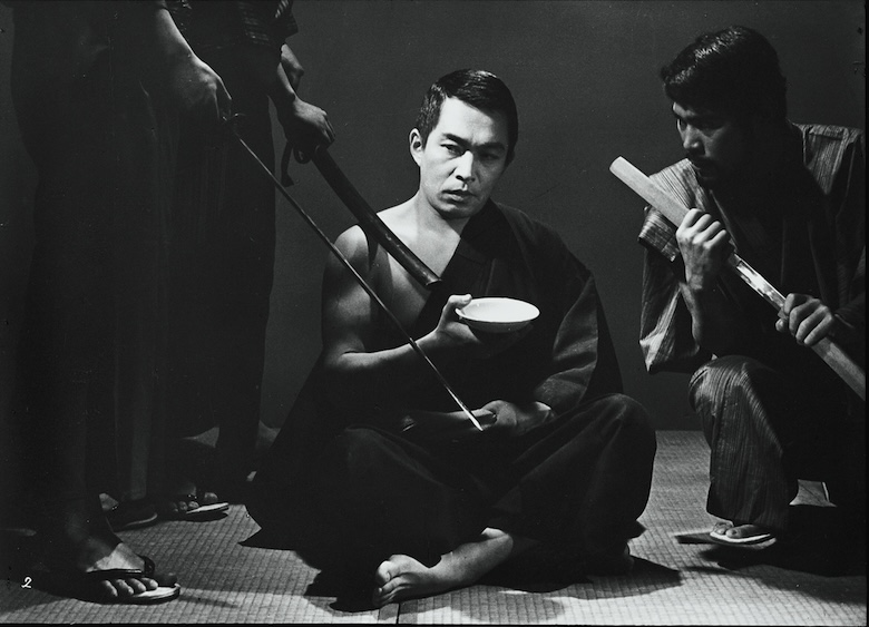 安藤昇の鋭いまなざしが印象を残す「男の顔は切り札」