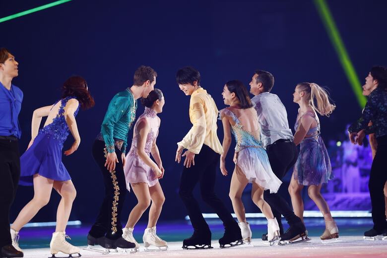 仲間と共に生き生きとダンスするシーンも