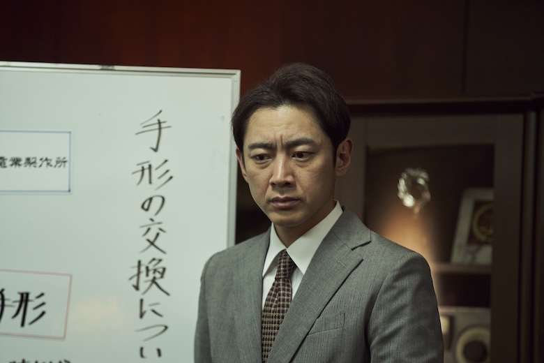 小泉孝太郎が、恩人を救うため真相を追う経理課長・萩崎竜雄を演じる連続ドラマW 松本清張「眼の壁」