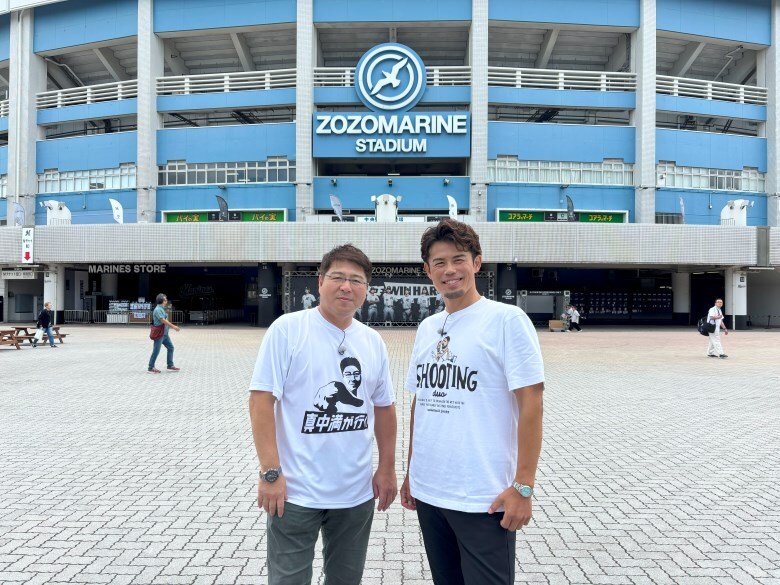 ZOZOマリンスタジアムの前で撮影をする真中満と今江敏晃