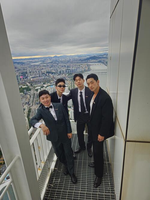 RAIN(ピ)ら4人が旅をしながら常識外れな企画やハプニングを楽しむ「クレイジーツアー」