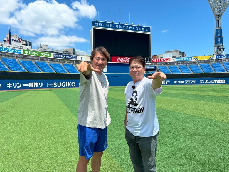 グラウンドでポーズを決める内川聖一と真中満