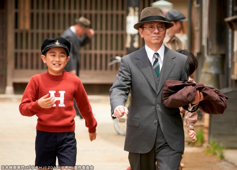 水谷豊と伊藤蘭が結婚後初となる映画共演を果たし、劇中でも夫婦役を演じたことで大きな話題を呼んだ「少年Ｈ」