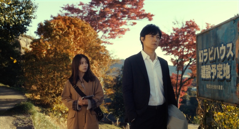 福山雅治演じる元マジシャン・神尾武史と、有村架純演じる姪・神尾真世が殺人事件の真相を追う『ブラック・ショーマン』