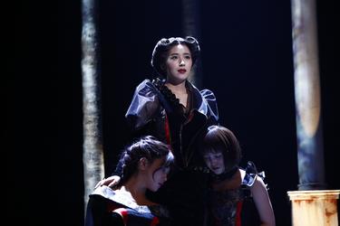 <strong>乃木坂46・衛藤美彩</strong>、<strong>伊藤純奈</strong>、<strong>久保史緒里</strong>が舞台「三人姉妹」で見せた美しさ