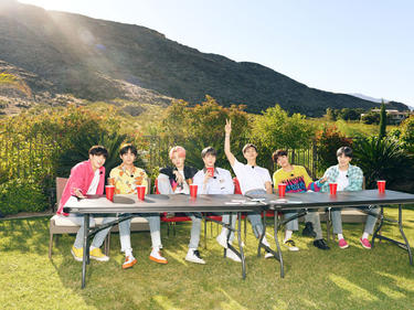 <strong>BTS</strong>はなぜ世界中で愛されるのか？その魅力をひも解くオンとオフの貴重な密着映像