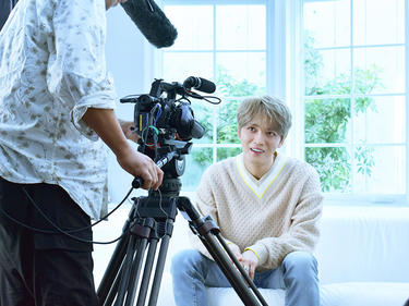茶目っ気たっぷりの<strong>ジェジュン</strong>にスタッフもノックアウト！CM撮影現場潜入レポート