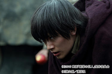 <strong>三浦春馬</strong>が鋭い目つきで映し出す、若者の焦燥