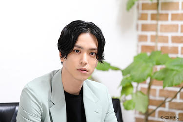 俳優・黒羽麻璃央の魅力を大解剖！「ちょっと恥ずかしいですね」