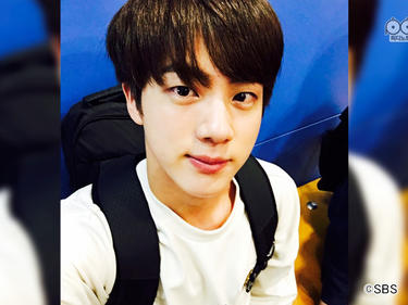 満28歳を迎える<strong>BTS</strong>の最年長・<strong>JIN</strong>、自らワールドワイドハンサムと称する絶妙な存在感