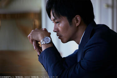 <strong>松坂桃李</strong>が立場と正義の狭間で葛藤するエリート官僚に！抑え目ながらも表情から苦悩の深さが伝わる！