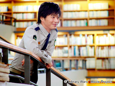 <strong>田中圭</strong>の屈託のない笑顔が印象的！個性豊かな面々のチーム感が絶妙な「図書館戦争」