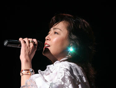 <strong>柏原芳恵</strong>が2年ぶりのライブで見せた涙...万感の思いでファンと再会