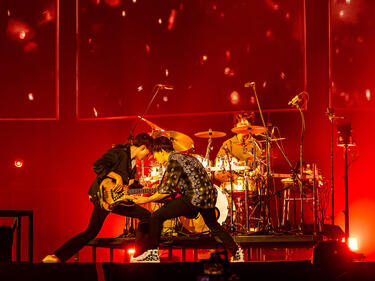 <strong>ジョン・ヨンファ</strong>らメンバー達の貴重なインタビューも！<strong>CNBLUE</strong>の集大成とも言える神がかった「セットリスト」が話題を呼んだ日本武道館公演