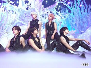 <strong>ヨンジュン</strong>らの妖艶な表情に魅了...<strong>TOMORROW X TOGETHER</strong>がノースリーブの衣装で魅せた「Sugar Rush Ride」の世界観