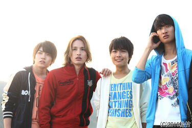 <strong>西畑大吾</strong>、<strong>向井康二</strong>、<strong>大西流星</strong>、<strong>浜中文一</strong>ら人気メンバーが躍動する映画「関西ジャニーズJr.の目指せ♪ドリームステージ!」