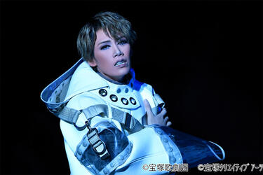 宙組・鷹翔千空が初主演を務め、その魅力を存分に発揮したバウホール公演「夢現の先に」