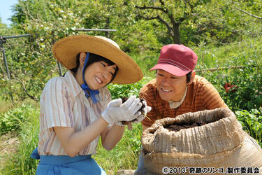 <strong>阿部サダヲ</strong>と<strong>菅野美穂</strong>が、リンゴの無農薬栽培に挑戦した夫婦の絆を好演！ノンフィクション書籍を基にした映画「奇跡のリンゴ」