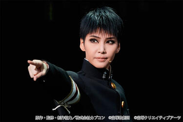 瑠風輝をはじめ宙組がタカラヅカらしさを演出しつつ、「逆転裁判」の世界観を完全再現！