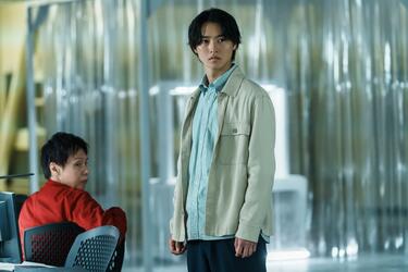 山崎賢人、土屋太鳳が再び命懸けの「げぇむ」に挑む！賀来賢人、磯村勇斗らの怪しい存在感も光る「今際の国のアリス」の人間模様