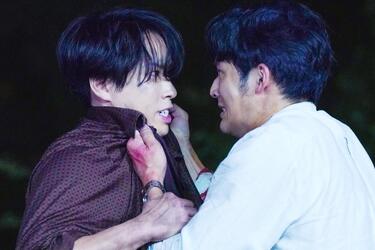 宮舘涼太(Snow Man)がミステリアスな雰囲気で翻弄！水上恒司主演「火喰鳥を、喰う」の奇々怪々な世界観を作り上げる怪演の応酬