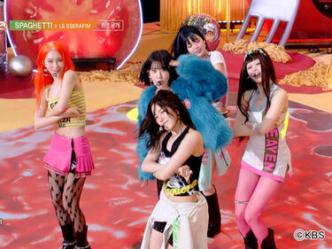 LE SSERAFIMの「SPAGHETTI」の新ビジュに反響！サクラの黒髪ショート、チェウォンのオレンジ髪、