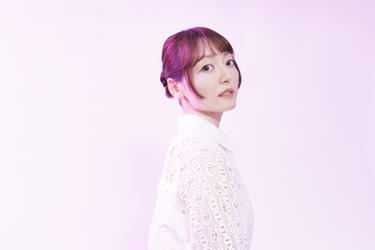 花澤香菜インタビューでの未公開カットをお届け！HOMINIS限定 撮りおろしカット集