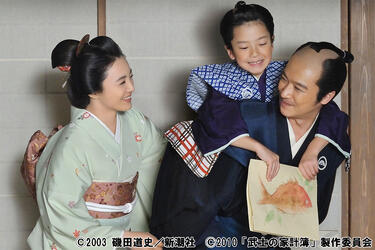 <strong>堺雅人</strong>と<strong>仲間由紀恵</strong>が温かな愛情を注ぎ合う夫婦を体現!加賀藩に仕えた御算用者・猪山直之の生きざまを描く「武士の家計簿」