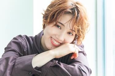 彩風咲奈、退団から1年――「宝塚ロス」を経て見つけた自由と挑戦