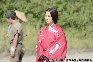 <strong>石原さとみ</strong>の美しい和装に、<strong>鈴木亮平</strong>の鬼気迫るアクションシーンも見どころ!<strong>大野智</strong>主演の時代劇「忍びの国」