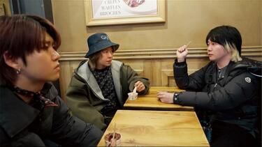 大森元貴が名曲を生み出す現場を激写！華やかなステージからひたむきな曲作りまで